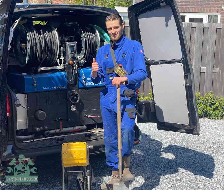 Een tevreden monteur met opgestoken duim naast de bestelbus, slim ingrijpen bespaart kosten bij een verstopte afvoer in Woerden