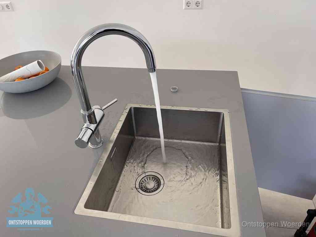 Een vrij doorstromende rvs spoelbak waar het water moeiteloos wegloopt, het resultaat van slim onderhoud dat geld bespaart in Woerden