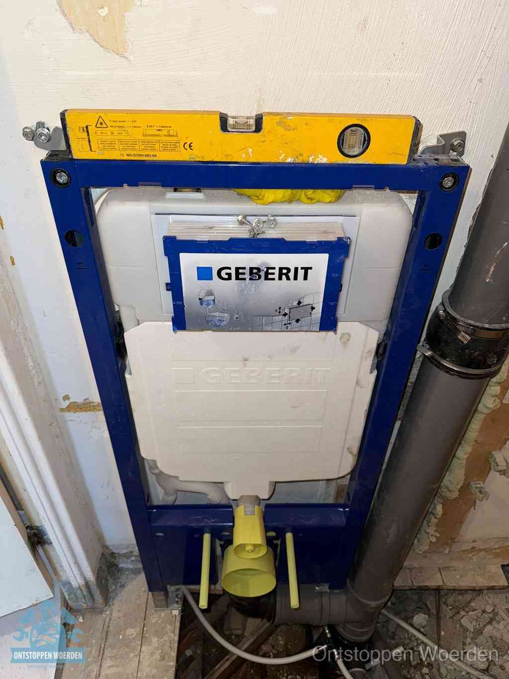 Een Geberit inbouwreservoir met frame voor een hangtoilet tegen de wand, met de afvoerbocht naar de vloer, kenmerkend voor een verstopt hangtoilet in Woerden