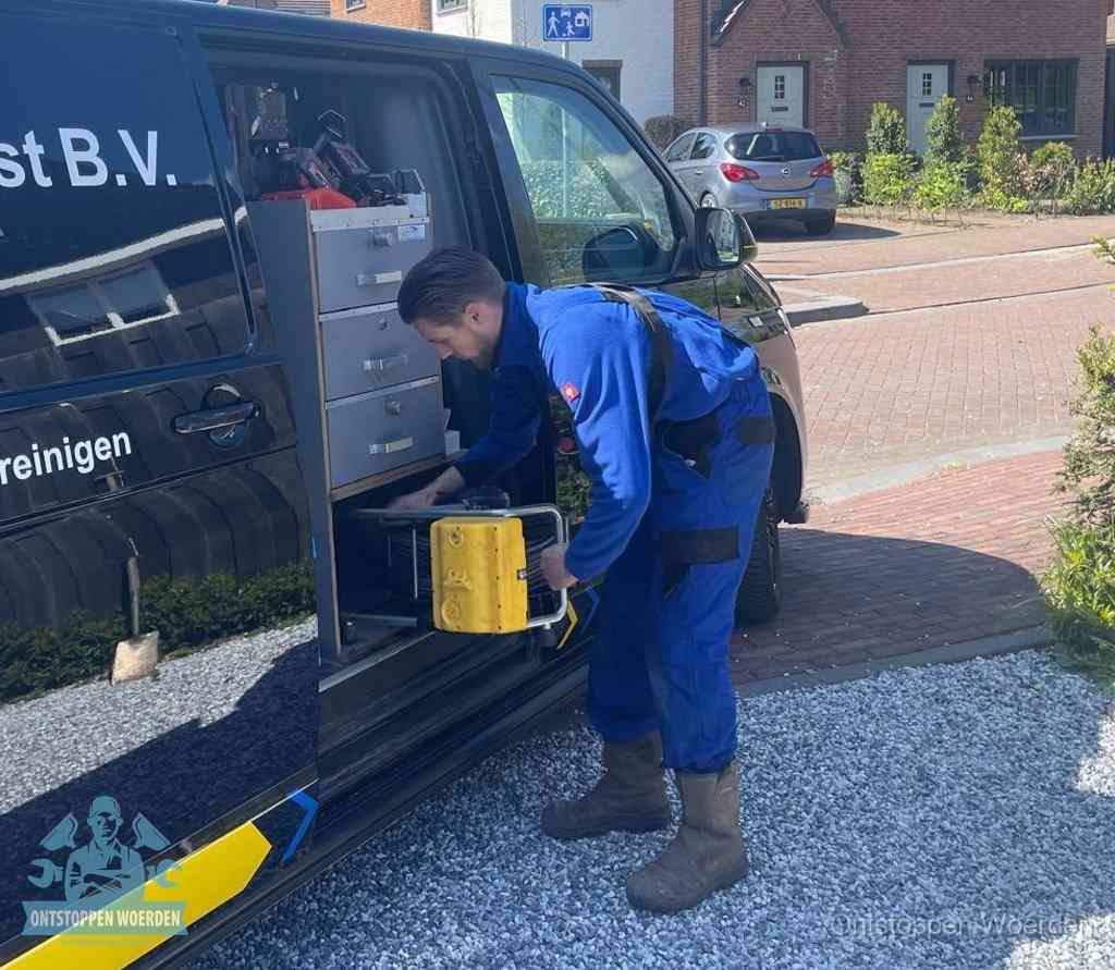 Een monteur pakt apparatuur uit de bedrijfsbus voor service aan huis, het moment om een professional in te schakelen in Woerden