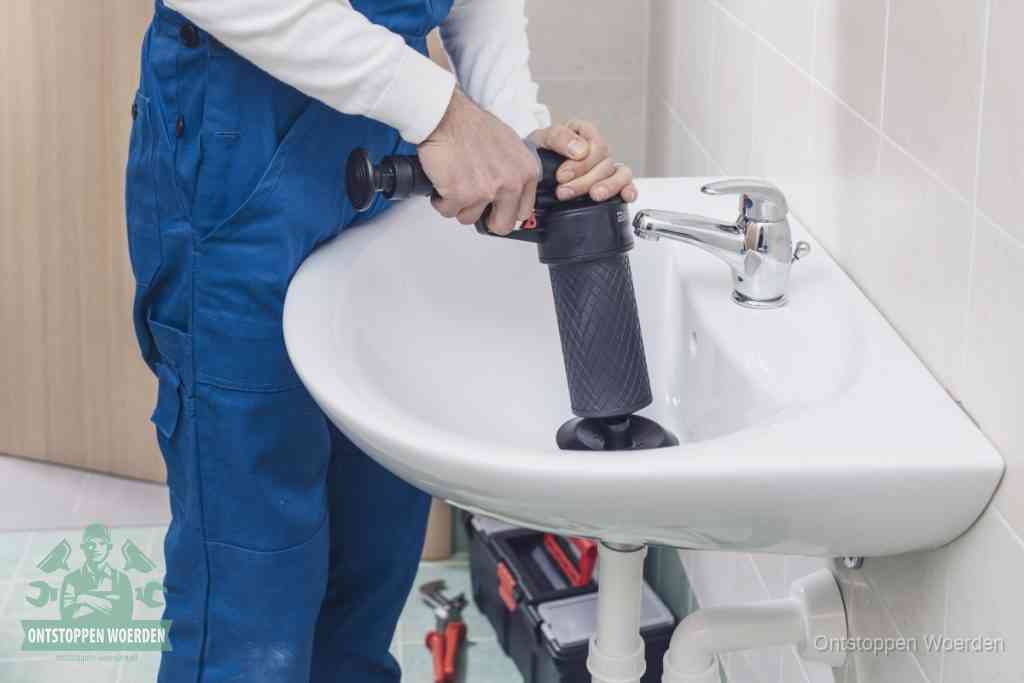 Een te ruwe doe-het-zelf poging met een hand-pomp op de afvoer van een badkamer-wastafel, een van de veelgemaakte fouten bij afvoer ontstoppen in Woerden