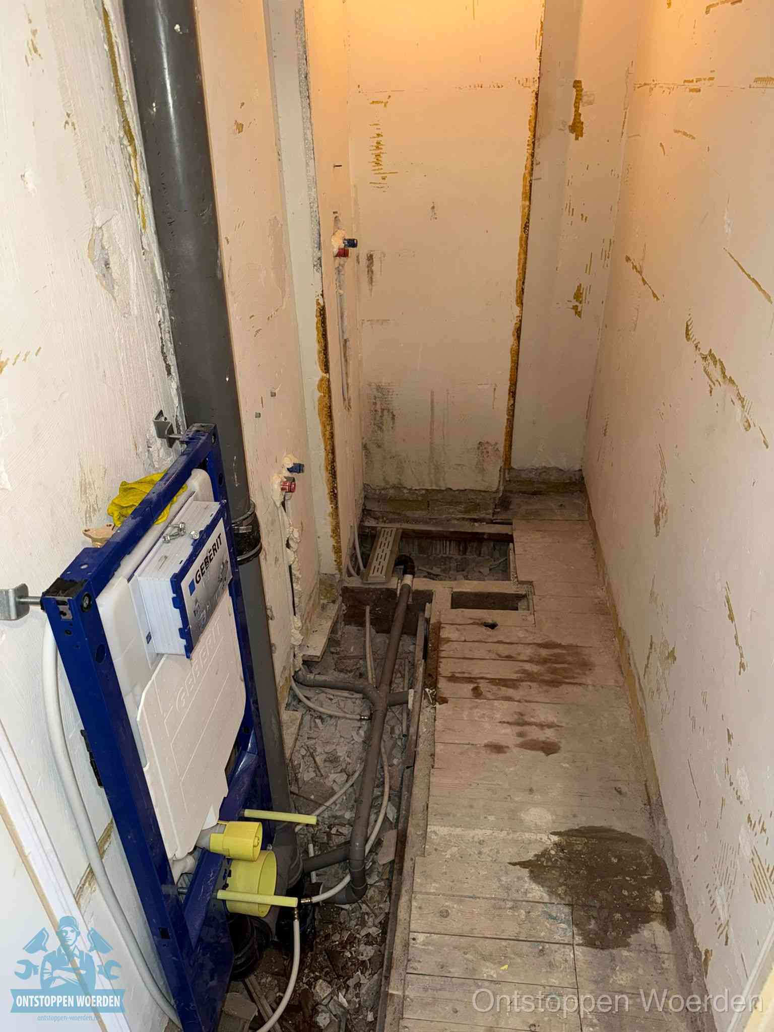 Een opgebroken toiletruimte tijdens renovatie met een Geberit inbouwreservoir en blootliggende oude afvoerleidingen, typisch voor oudere woningen in Woerden